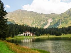 Il lago di Dosso nei pressi di San Bernardino, Svizzera. Situato a meno di 2 km da questo paesino, il primo della Val Mesolcina, è balneabile nei mesi più caldi mentre d'inverno ...