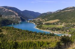 Il Lago di Fiastra nel Parco Nazionale dei Sibiliini nelle Marche