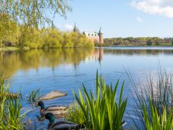 Il lago di Frederiksborg e il castello a Hillerod, Danimarca.
