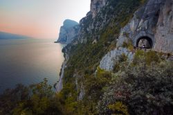 Il lago di Garda al tramonto e la Strada della Forra da Tremosine a Pieve in Lombardia