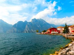 Il lago di Garda visto dal villaggio di Torbole, provincia di Trento, con le montagne sullo sfondo.

