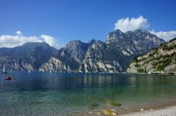 Il Lago di Garda visto dalla sponda di Riva, Trentino Alto Adige. E' il più grande lago d'Italia e si presenta come una meraviglia ad ogni angolo: è la destinazione perfetta ...