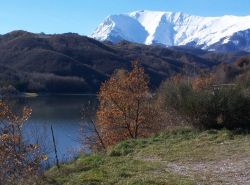 Il Lago di Gerosa si trova nel comune di Montemonaco, Monti Sibiliini  - © mapio.net