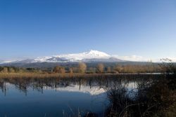 Il Lago di Gurrida e sullo sfondo il Monte Etna. Siamo non distanti da Randazzo in Sicilia
