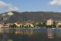  Il lago di Iseo e la città di  Sarnico in Lombardia - © m.bonotto / Shutterstock.com