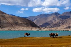 Il lago di Karakul nel Pamor in Cina