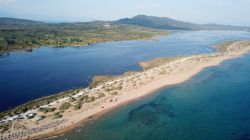 Il lago di Korission e la spiaggia di Halikounas, isola di Corfu island, costa ionica della Grecia