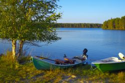 Il lago di Kuusamo, Finlandia, con due barche sulla sponda. Siamo nella Lapponia finlandese a pochi chilometri dal confine con la Russia.
