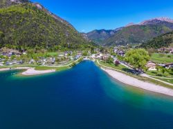 Il Lago di Ledro, uno dei laghi balneabili più belli del Trentino