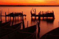 Il lago di Lesina in Puglia fotografato all'alba.