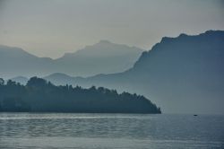 Il lago di Lucerna all'imbrunire, Svizzera. Questo grande bacino d'acqua si sviluppa per circa 114 km quadrati di superficie ed è posizionato nel cuore del territorio nazionale.
 ...