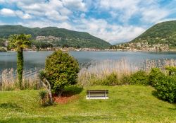 Il lago di Lugano fotografato da Lavena Ponte Tresa, Lombardia.