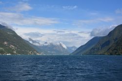 Il lago di Lugano (Svizzera) visto da una barca. Si è formato al termine dell'ultima glaciazione circa diecimila anni fa.
