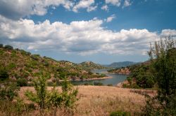 Il Lago di Mulargia una delle classiche escursioni da Gesico in Sardegna