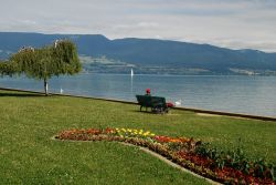 Il Lago di Neuchâtel in Svizzera visto dalla passeggiata di Estavayer-le-Lac.
