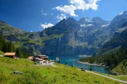 Il lago di Oeschinensee a Kandersteg, fotografato in estate - © num_skyman / Shutterstock.com
