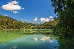 Il lago di Olang-Valdaora sulle Dolomiti in Alto Adige