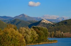 Il lago di Piediluco in Umbria e sullo sfondo la città di Labro nel Lazio