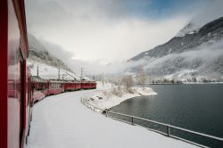 Il lago di Poschiavo in inverno visto dal Bernina Express, Svizzera - © Fed Photography / Shutterstock.com