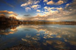 Il lago di Ragogna al tramonto, Friuli - © gianfrancopucher / Shutterstock.com