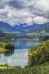 Il lago di Santa Giustina non distante da Ville d'Ananunia e Cles, in Trentino