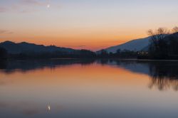 Il lago di Santa Maria al tramonto, uno dei due laghi di Revine nel Veneto: si raggiungono facilmente da Conegliano