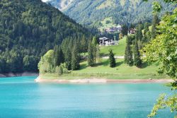 Il Lago di Sauris in Friuli tra le Alpi della Carnia