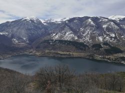 Il Lago di Scanno in inverno tra le montagne dell'Abruzzo