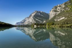 Il Lago di Toblino in Trentino, non lontano dal borgo di Calavino