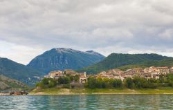Il lago di Turano in provincia di Rieti e il borgo di Colle di Tora (Lazio)