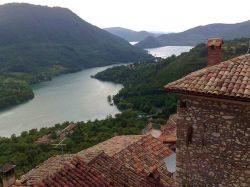 Il Lago di Turano e le case in pietra del borgo di Paganico Sabino nel Lazio - © Steen henriksen, CC BY 2.0, Wikipedia