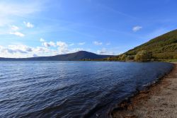 Il lago di Vico, ex cratere vulcanico appena ad ovest di Caprarola