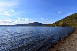 Il lago di Vico, ex cratere vulcanico appena ad ovest di Caprarola