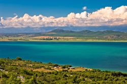 Il lago di Vransko visto dall'alto, Croazia. Il bacino, che prende il nome dall'omonimo villaggio situato nei pressi della sponda sud orientale, è stato dichiarato osservatorio ...