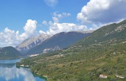 Il lago e in lontananza il borgo di VIlletta Barrea nel Parco Nazionale di Lazio Abruzzo e Molise