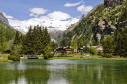 Il lago Gover a Gressoney- Saint-Jean e il Monte Rosa sullo sfondo (Valle d'Aosta).
