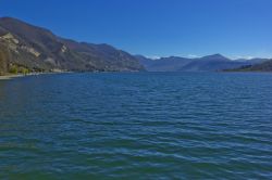 Il lago d'Iseo visto dal versante di Sarnico in Lombardia - © Walencienne / Shutterstock.com