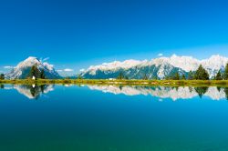 Il lago Kaltwassersee a Seefeld in tirolo fotografato in una giornata limpida