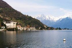 Il Lago Lario fotografato a Dongo, in Lombardia - © Mor65_Mauro Piccardi / Shutterstock.com