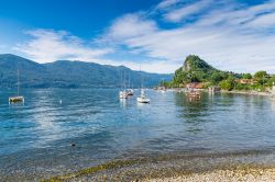 Il Lago Maggiore a Caldé, uno dei laghi balneabili della Lombardia. Siamo in una delle frazioni della cittadina di Castelveccana, in provincia di Varese. Caldé è nota come ...