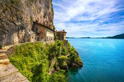 Il lago Maggiore a Leggiuno e l'Eremo di Santa Caterina del Sasso in Lombardia