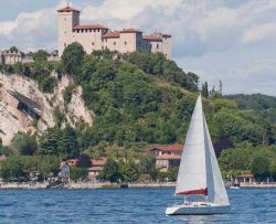 Il Lago Maggiore e la grande Rocca di Angera - © marcovarro / Shutterstock.com