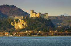 Il Lago Maggiore e la costa di Angera con l'inconfondibile Rocca Borromeo che domina il paesaggio - © Roberto Binetti / Shutterstock.com