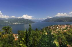 Il Lago Maggiore fotografato dal versante di Luino, in direzione della Svizzera