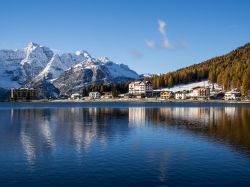 Il lago Misurina nell'omonima frazione di Auronzo di Cadore, Belluno, Veneto: una suggestiva immagine invernale del più grande bacino naturale del Cadore.


