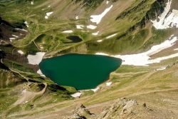 Il lago Oncet ai piedi del Pic du Midi de Bigorre, Francia. Questo bacino d'acqua color smeraldo ha una profondità di 16 metri - © Ander Dylan / Shutterstock.com