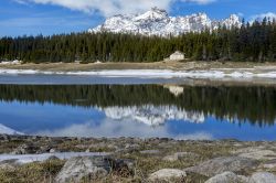 Il lago Palu in Valtellina sulle Alpi in primavera, provincia di Sondrio