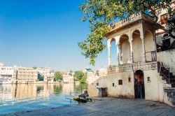 Il Lago Pichola e gli edifici storici di Gangaur Ghat a Udaipur, in India