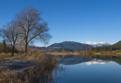 Il lago Pressegger in Carinzia, Hermagor, Austria. E' uno dei laghi più caldi d'Austria (raggiunge i 28° di temperatura), motivo per cui la stagione di balneazione si inaugura ...