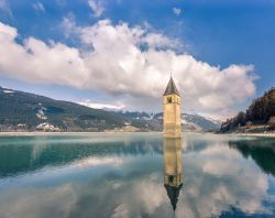 Il Lago Resia con il campanile parzialmente sommerso: una delle location della serie TV Curon